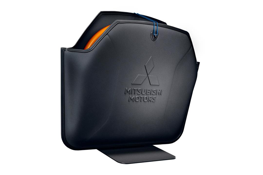 Laadkabeltas verticaal met montage beugel met Mitsubishi Motors logo.